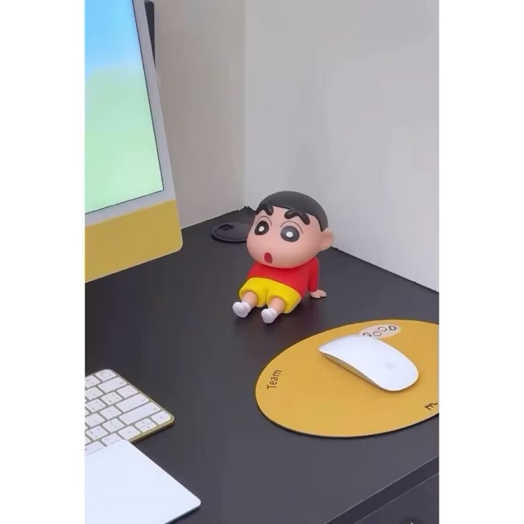 (GROSIRAN) Phone Holder Crayon Shinchan Figure Toys Holder Pajangan Meja Lucu Lazy Santai